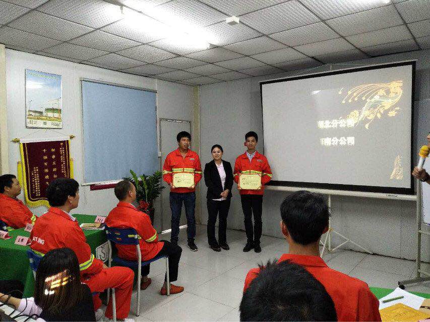 圖為:人事行政總監尹總為二等獎學員頒獎.jpg